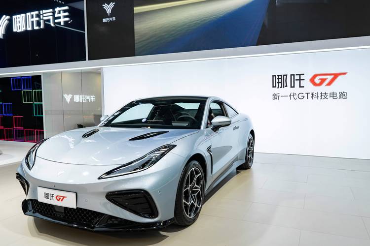 惠州295哪吒汽车在智能汽车领域的表现，领途汽车在新能源汽车市场中的影响力